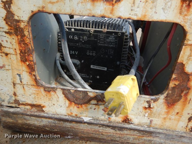 image for item IY9569 2001 Sky Jack SJ III 3015  scissor lift