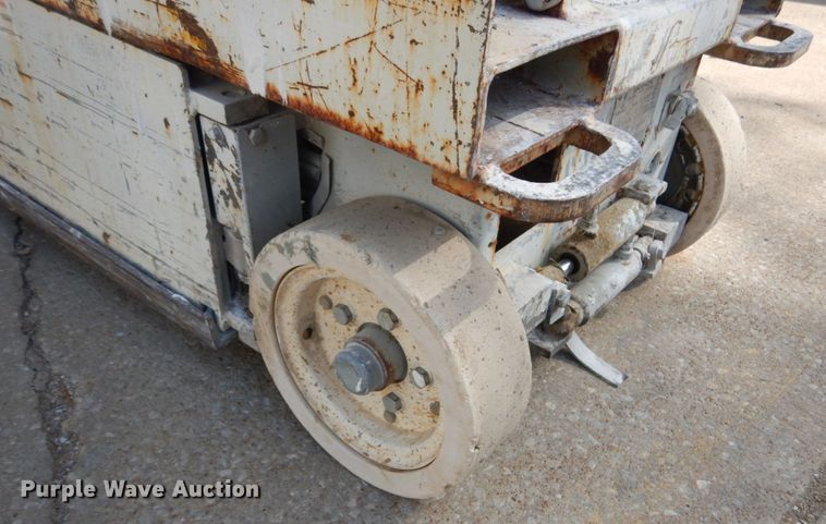 image for item IY9569 2001 Sky Jack SJ III 3015  scissor lift