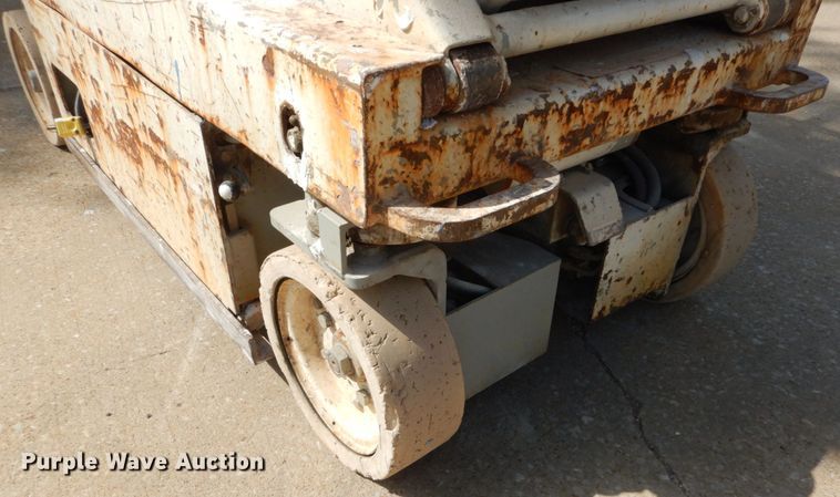 image for item IY9569 2001 Sky Jack SJ III 3015  scissor lift