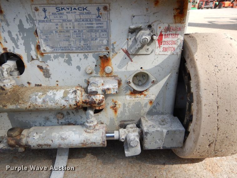 image for item IY9569 2001 Sky Jack SJ III 3015  scissor lift