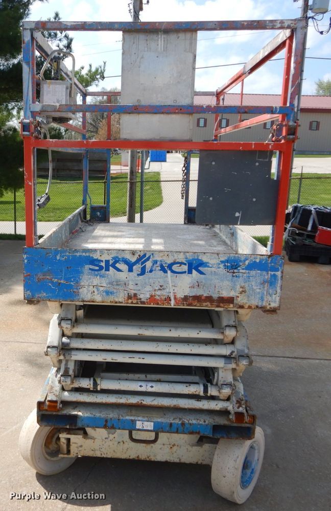 image for item IY9570 1994 Sky Jack SJ 4626  scissor lift