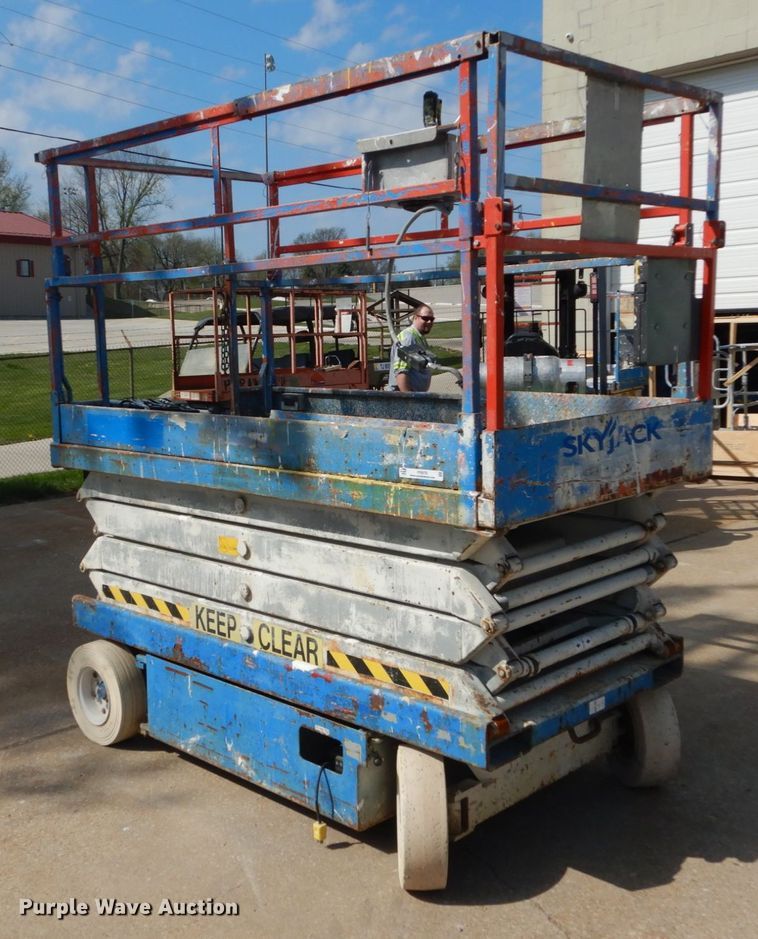 image for item IY9570 1994 Sky Jack SJ 4626  scissor lift