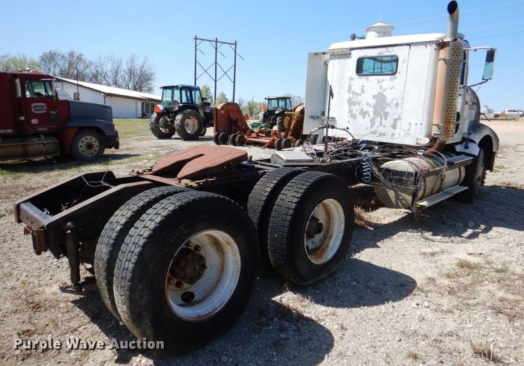 image for item DJ0406 1995 International 9400  semi truck