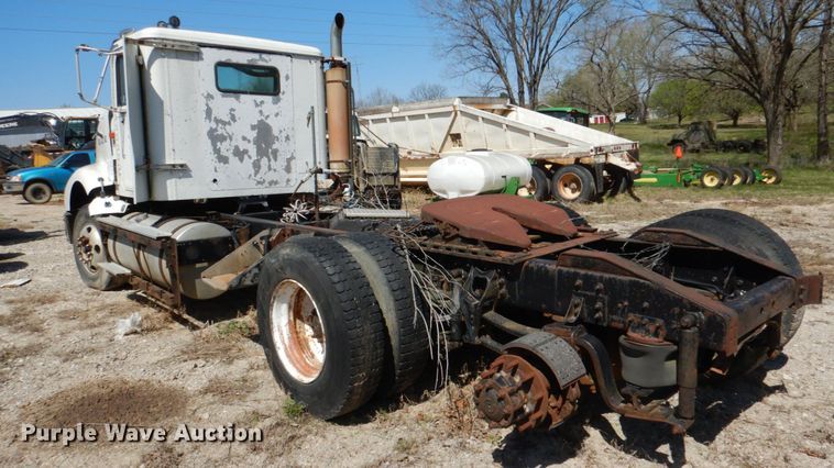 image for item DJ0406 1995 International 9400  semi truck