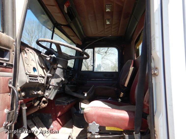 image for item DJ0406 1995 International 9400  semi truck