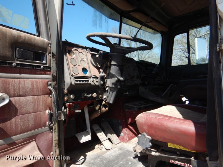 image for item DJ0406 1995 International 9400  semi truck