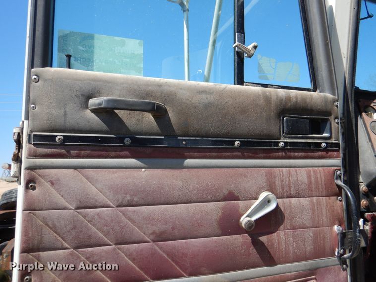 image for item DJ0406 1995 International 9400  semi truck