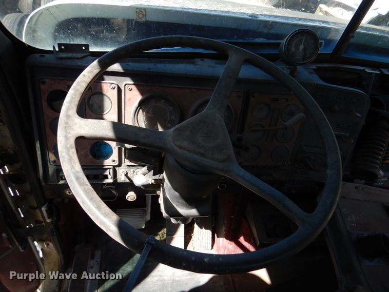 image for item DJ0406 1995 International 9400  semi truck