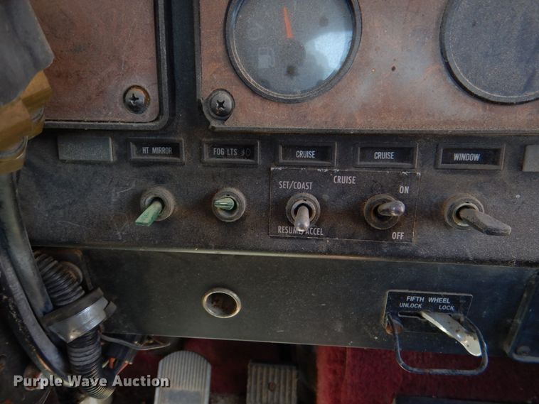 image for item DJ0406 1995 International 9400  semi truck