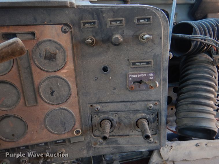 image for item DJ0406 1995 International 9400  semi truck