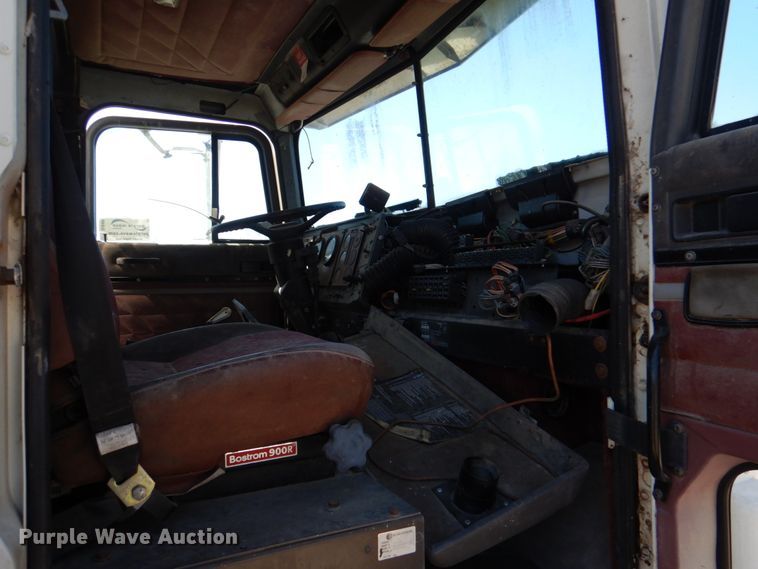 image for item DJ0406 1995 International 9400  semi truck