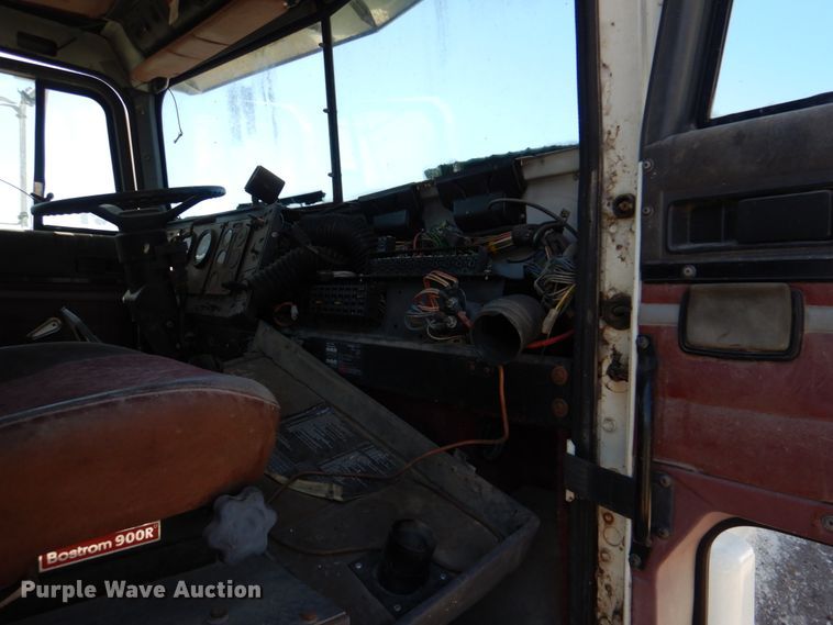 image for item DJ0406 1995 International 9400  semi truck