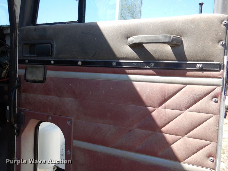 image for item DJ0406 1995 International 9400  semi truck