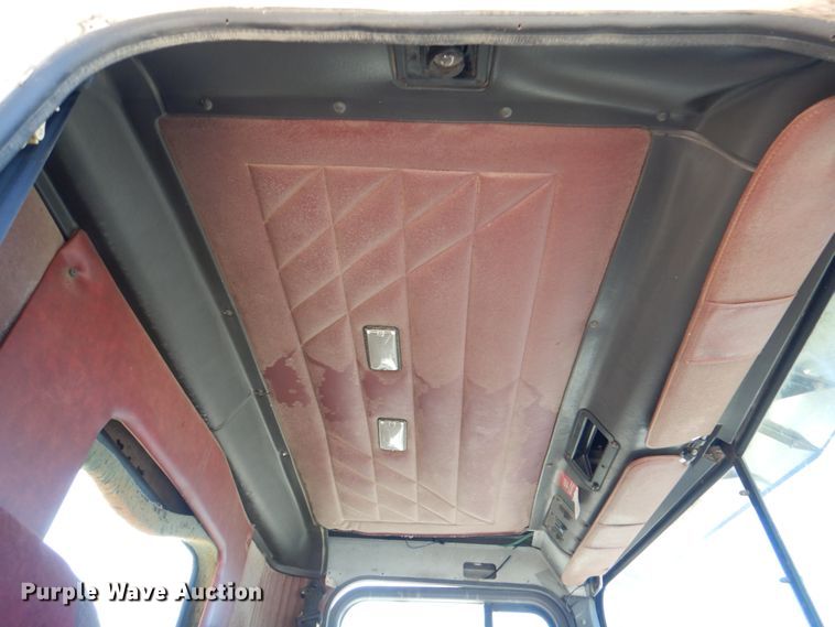 image for item DJ0406 1995 International 9400  semi truck