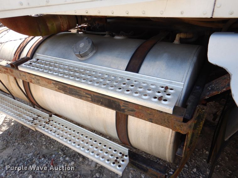 image for item DJ0406 1995 International 9400  semi truck