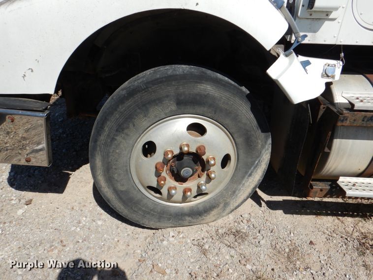 image for item DJ0406 1995 International 9400  semi truck