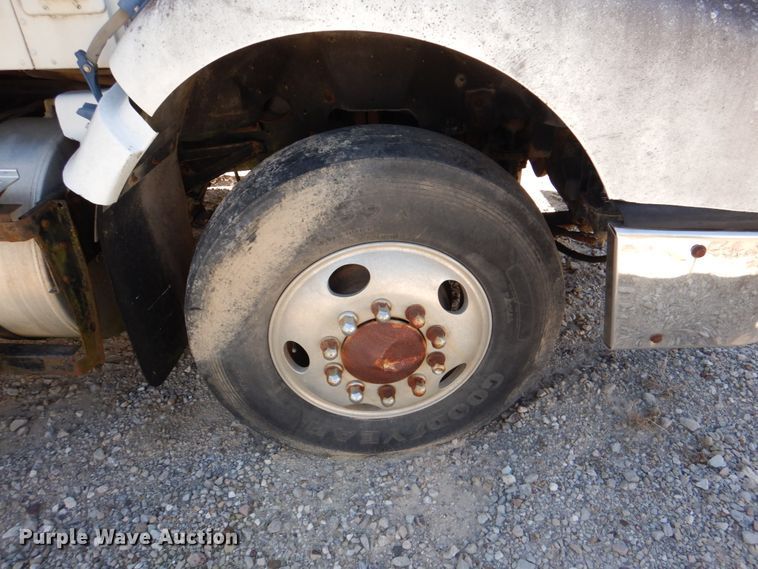 image for item DJ0406 1995 International 9400  semi truck