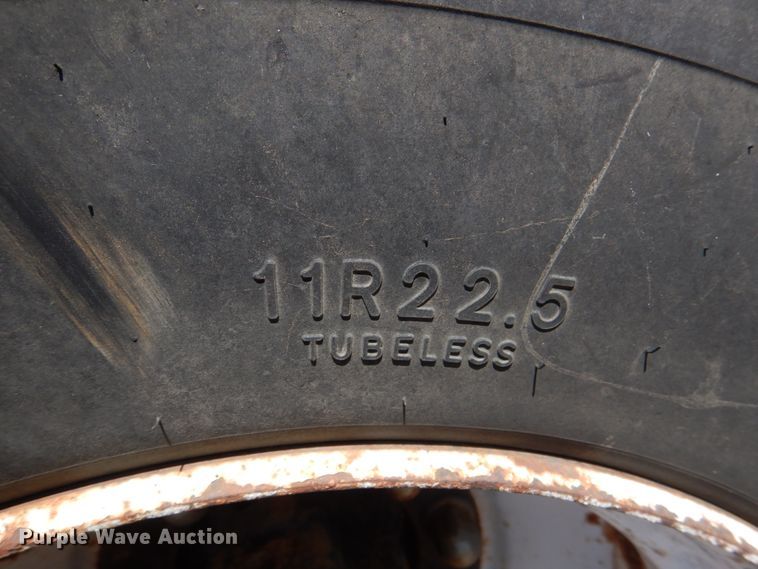 image for item DJ0406 1995 International 9400  semi truck