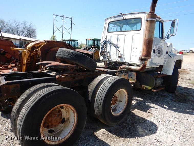 image for item DJ0407 1992 Ford L9000  semi truck