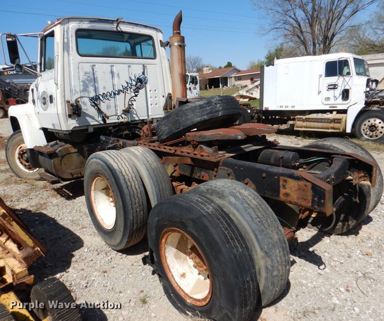 image for item DJ0407 1992 Ford L9000  semi truck