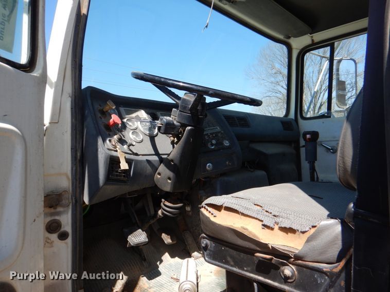 image for item DJ0407 1992 Ford L9000  semi truck