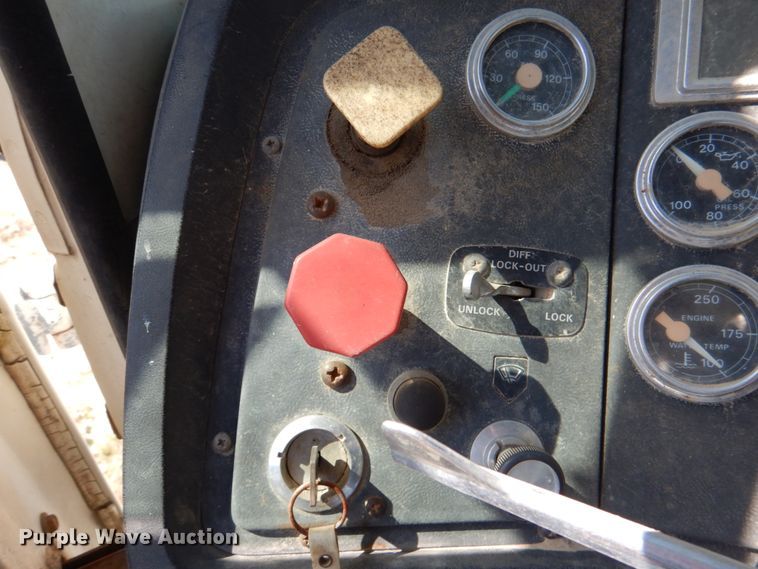 image for item DJ0407 1992 Ford L9000  semi truck