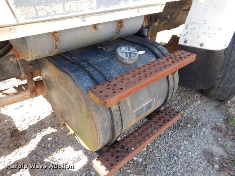 image for item DJ0407 1992 Ford L9000  semi truck