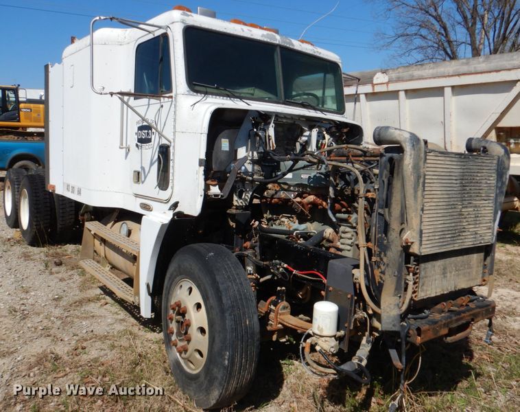 image for item DJ0409 1998 Freightliner FLD  semi truck