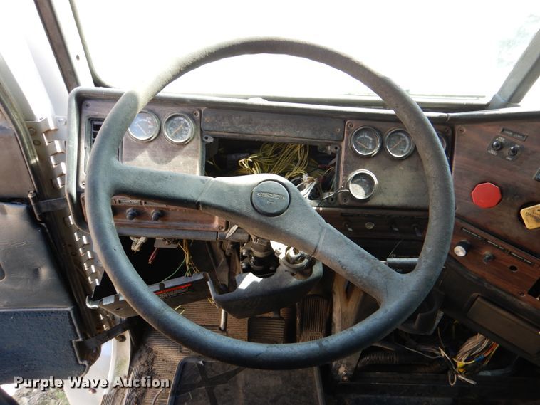 image for item DJ0409 1998 Freightliner FLD  semi truck