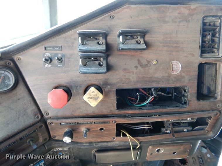 image for item DJ0409 1998 Freightliner FLD  semi truck