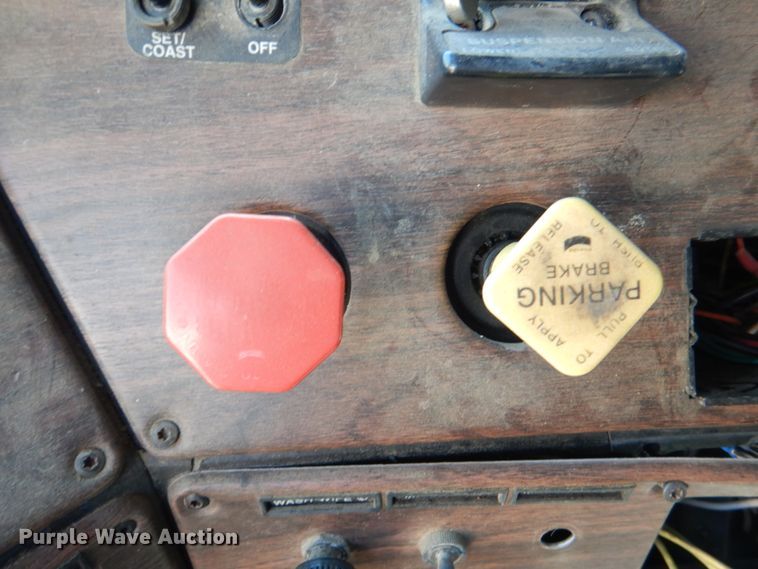 image for item DJ0409 1998 Freightliner FLD  semi truck