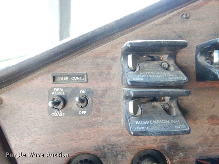 image for item DJ0409 1998 Freightliner FLD  semi truck