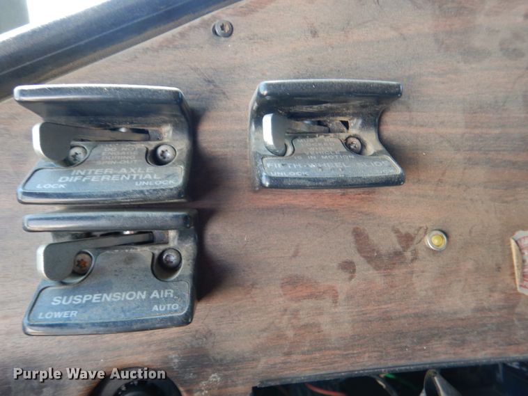 image for item DJ0409 1998 Freightliner FLD  semi truck