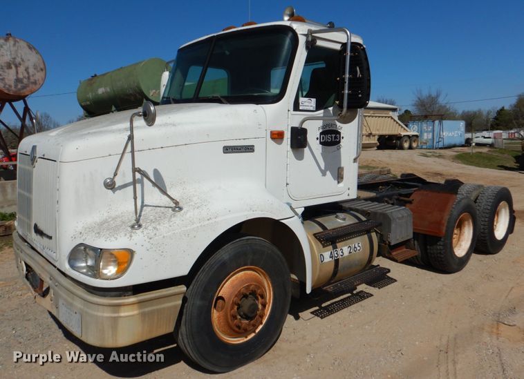 image for item DJ0413 2000 International 9100  semi truck