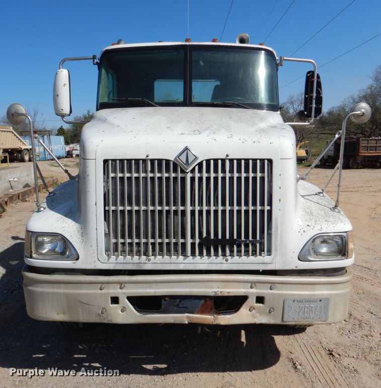 image for item DJ0413 2000 International 9100  semi truck