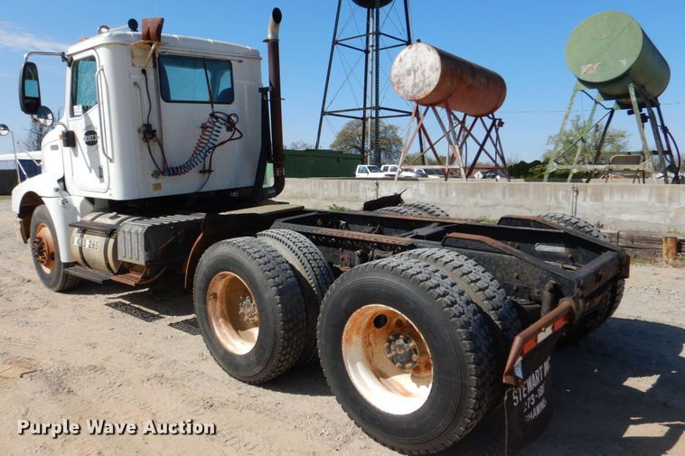 image for item DJ0413 2000 International 9100  semi truck