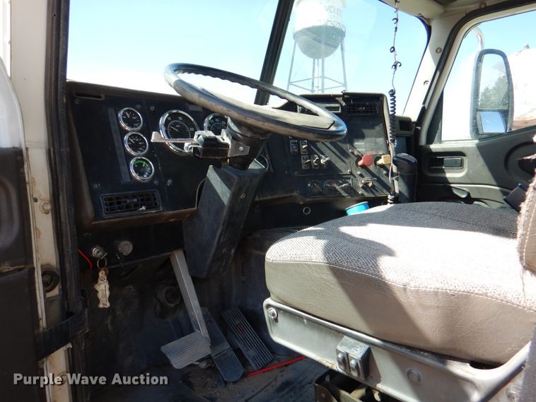 image for item DJ0413 2000 International 9100  semi truck