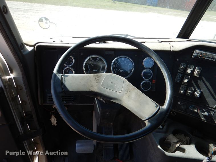 image for item DJ0413 2000 International 9100  semi truck