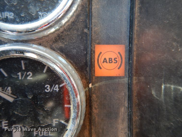 image for item DJ0413 2000 International 9100  semi truck