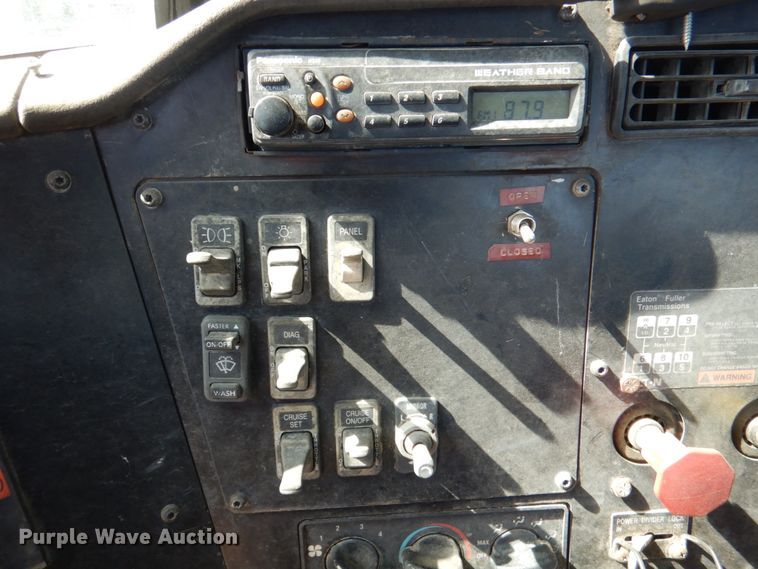 image for item DJ0413 2000 International 9100  semi truck