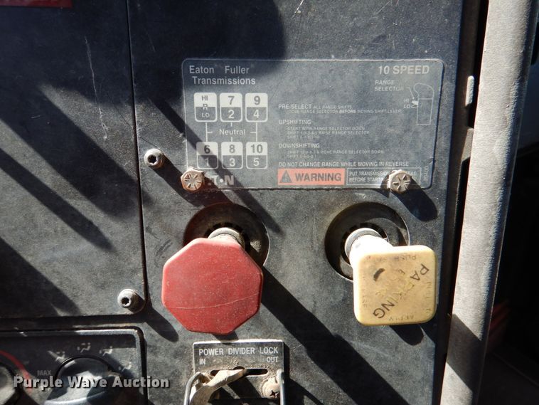 image for item DJ0413 2000 International 9100  semi truck