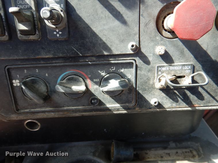 image for item DJ0413 2000 International 9100  semi truck