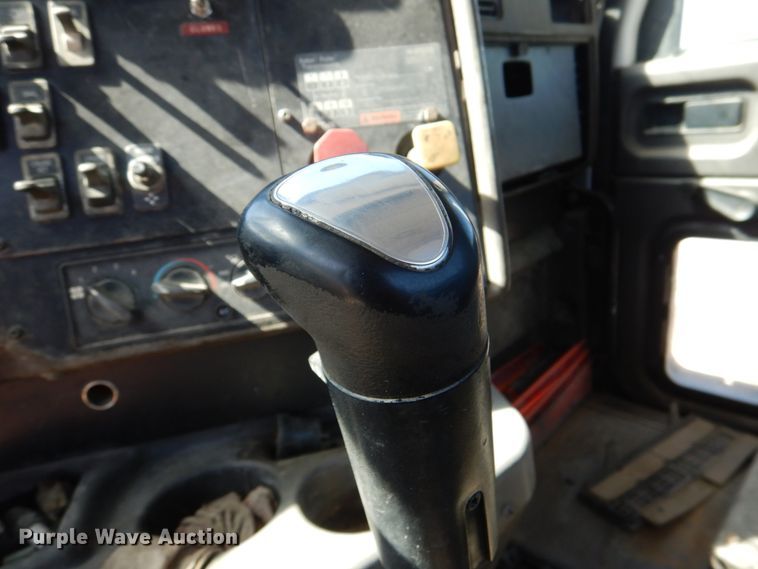 image for item DJ0413 2000 International 9100  semi truck