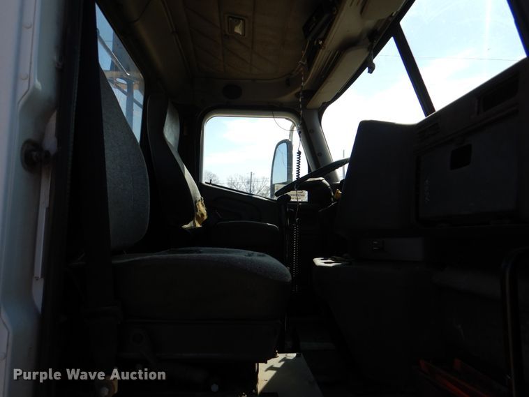 image for item DJ0413 2000 International 9100  semi truck