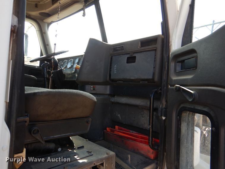 image for item DJ0413 2000 International 9100  semi truck