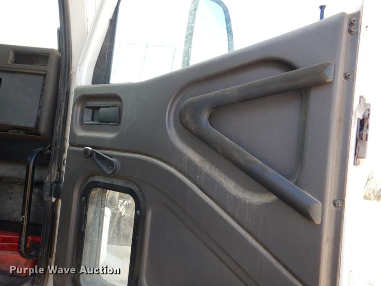 image for item DJ0413 2000 International 9100  semi truck