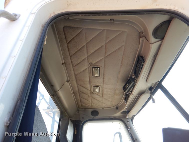 image for item DJ0413 2000 International 9100  semi truck