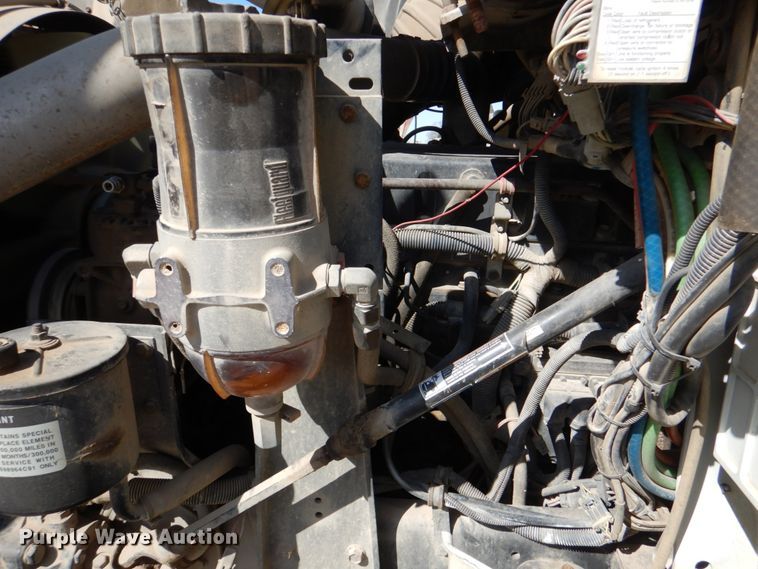 image for item DJ0413 2000 International 9100  semi truck