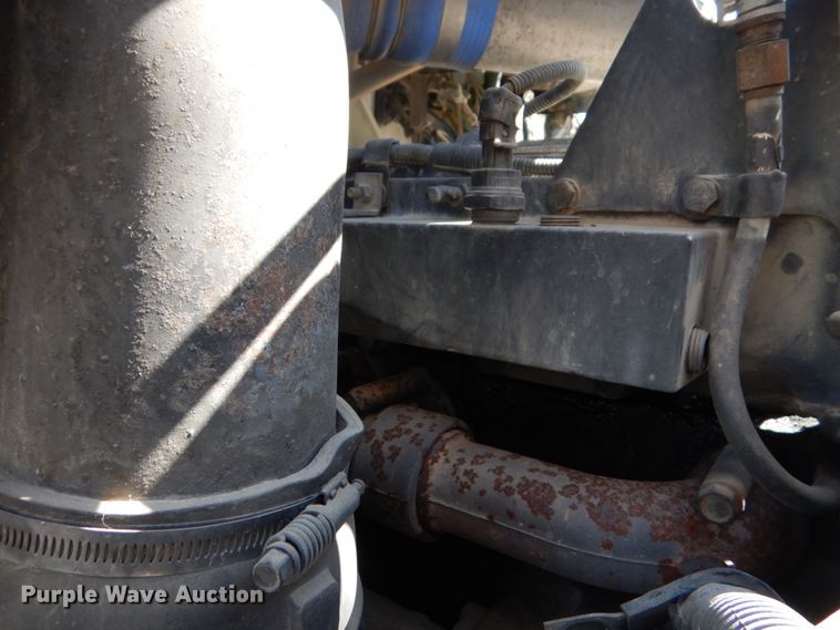 image for item DJ0413 2000 International 9100  semi truck