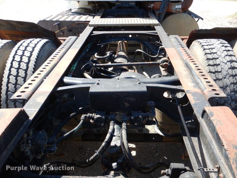 image for item DJ0413 2000 International 9100  semi truck